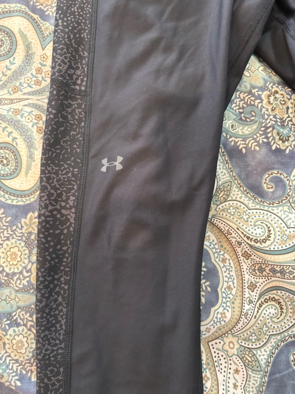 Under Armour Black Leggings with Textured Side Panels - Picture 2 of 3